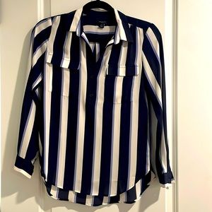 Ann Taylor long sleeves shirt 1/2 buttons. Size XXSP